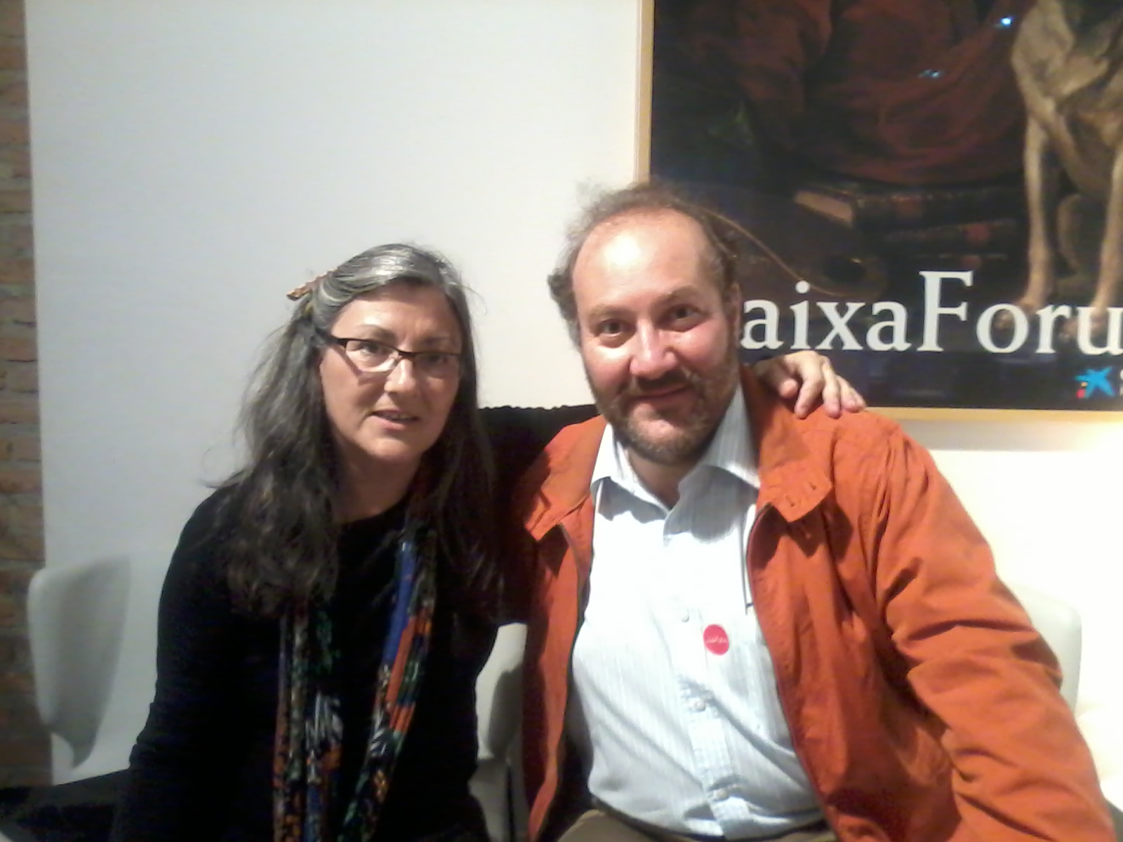 Anna Rossell con el poeta chileno Teodoro Elssaca