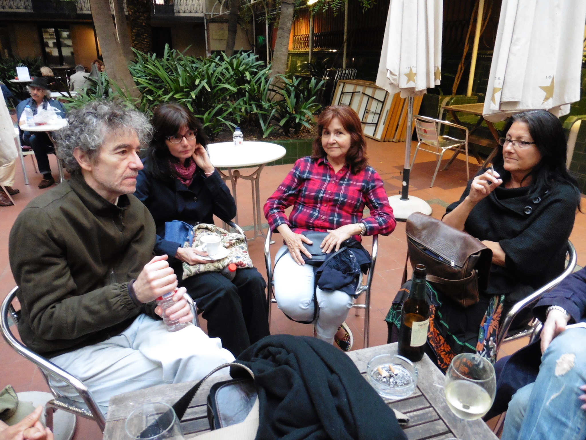 Alfonso Levy con amigas poetas
