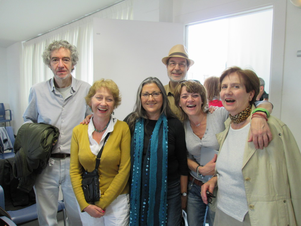 Anna Rossell (al mig, de negre) amb amics/gues escriptors/es de la tertulia El Laberint d'Ariadna