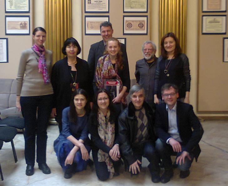 Anna Rossell -primera fila, segunda por la izquierda- con amigos/as en la Primavera Intercultural de Bucarest (abril 2015)