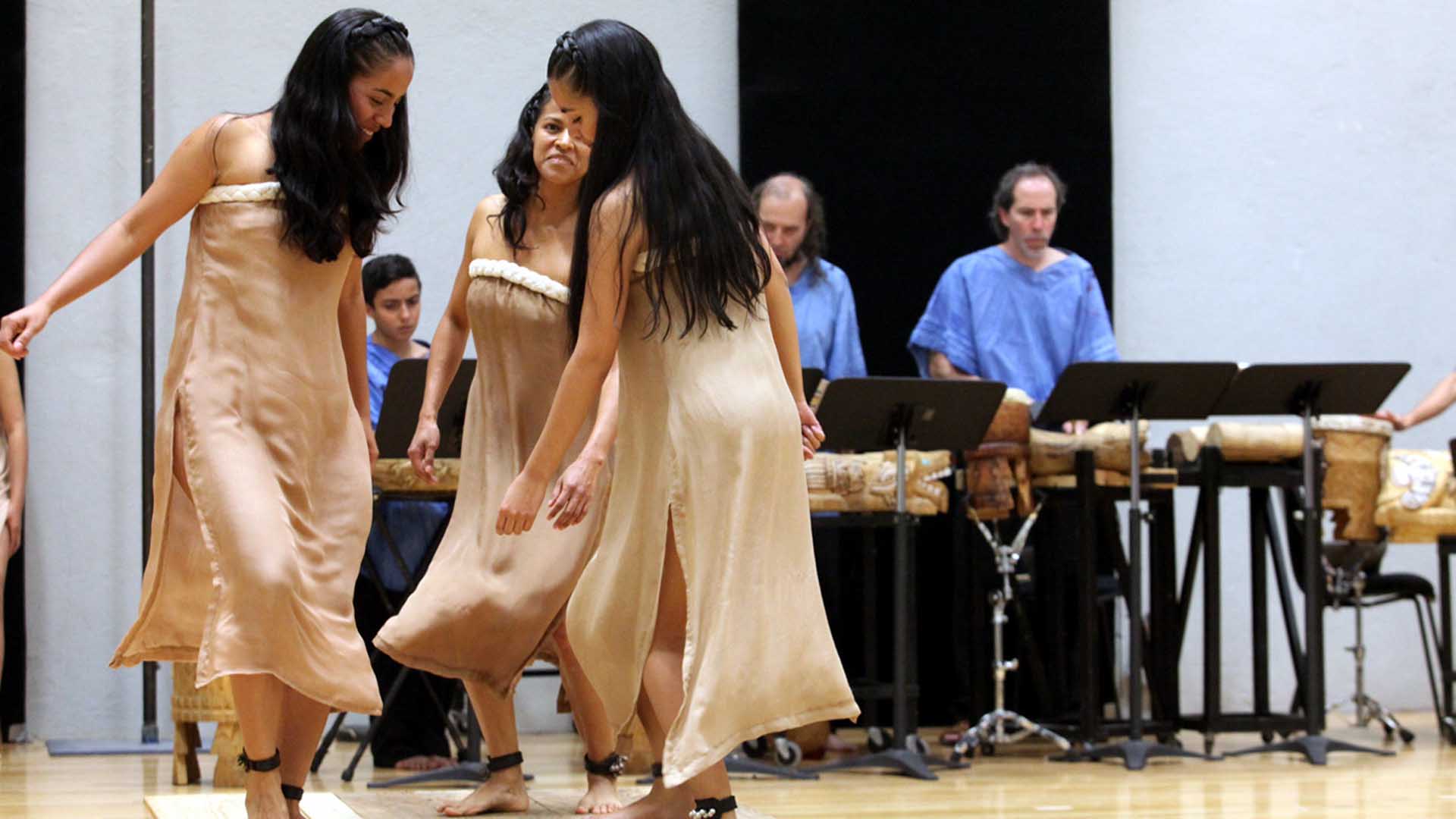 Dos actrices del Tecolote interpretando la primera ópera en lengua náhuatl