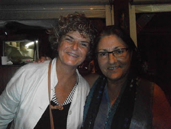 La cantant Mariona Segarra (esquerra) amb la poeta Anna Rossell