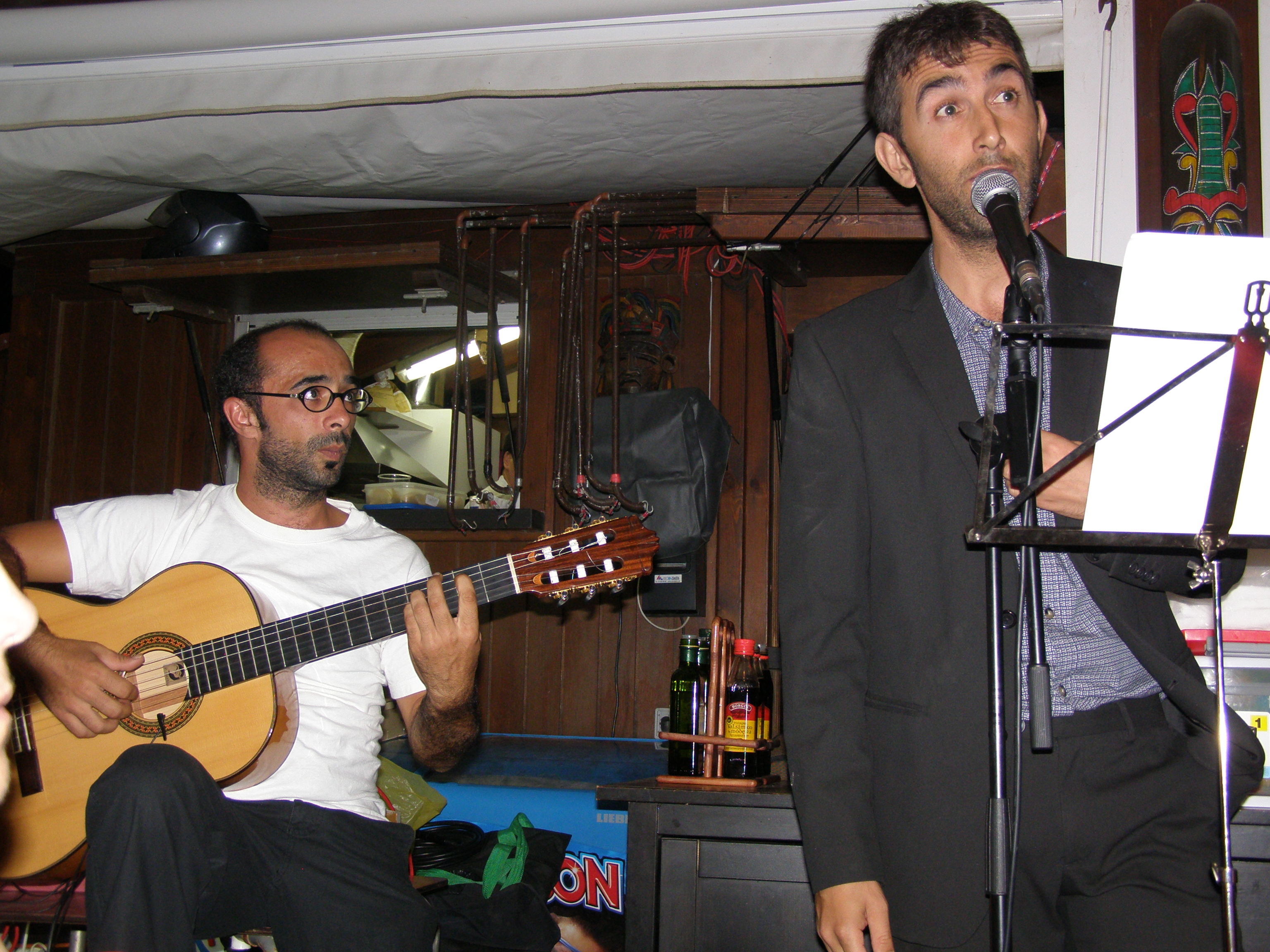 El poeta Danilo Facelli acompañado del guitarrista Hugo J. Martínez