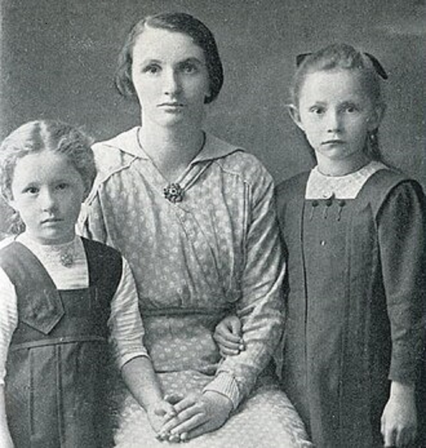 Regina Ullmann, poeta suizo-alemana, en una foto de familia