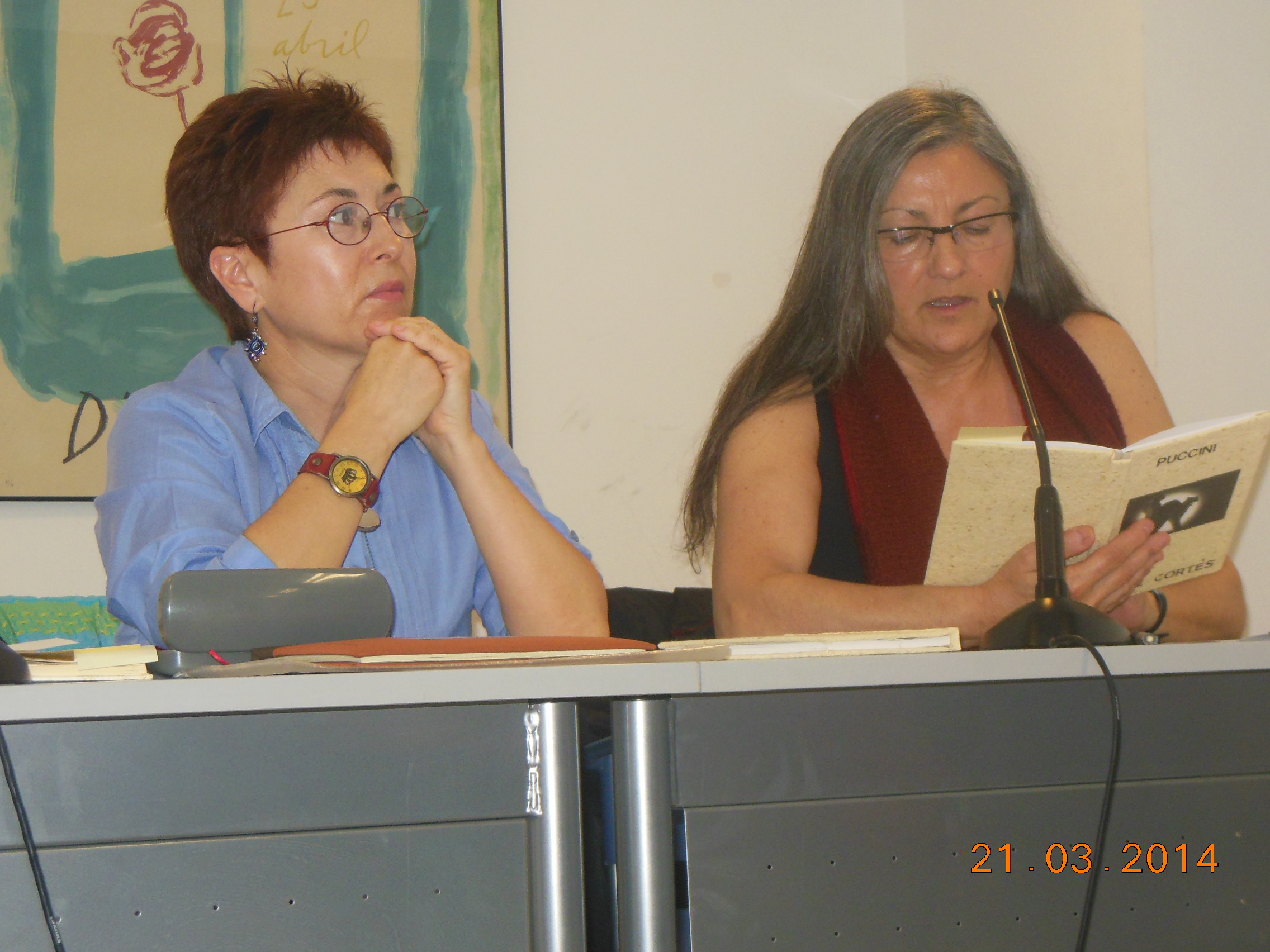 Anna Rossell (derecha) con la escritora Cise Cortés. Tertulia del Laberinto de Ariadna, Ateneo Barcelonés, marzo 2014