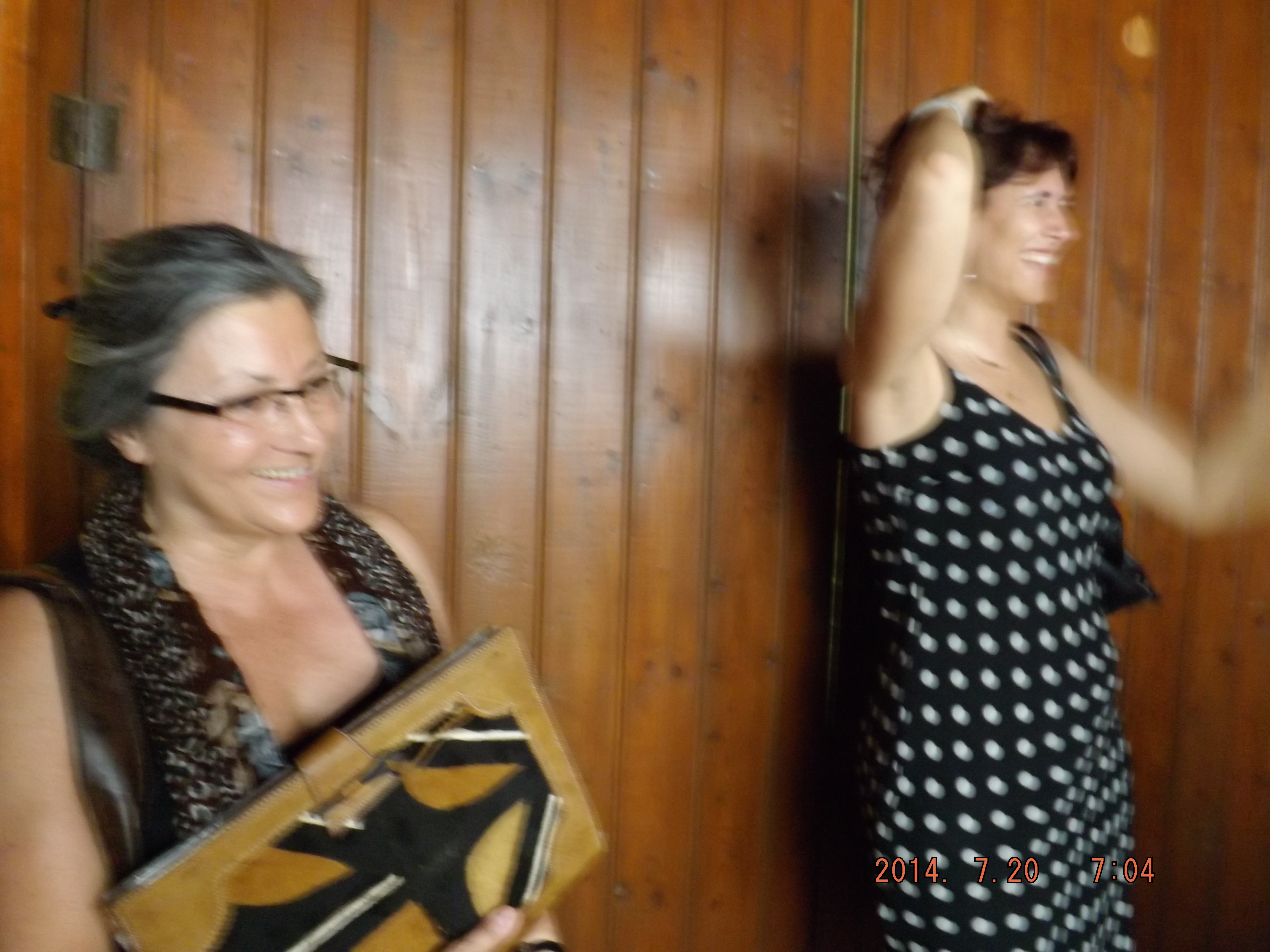 Anna Rossell (izquierda) con Lola Badia en el Festival de Poesia des dels Balcons (Riba-roja d'Ebre, 2014)