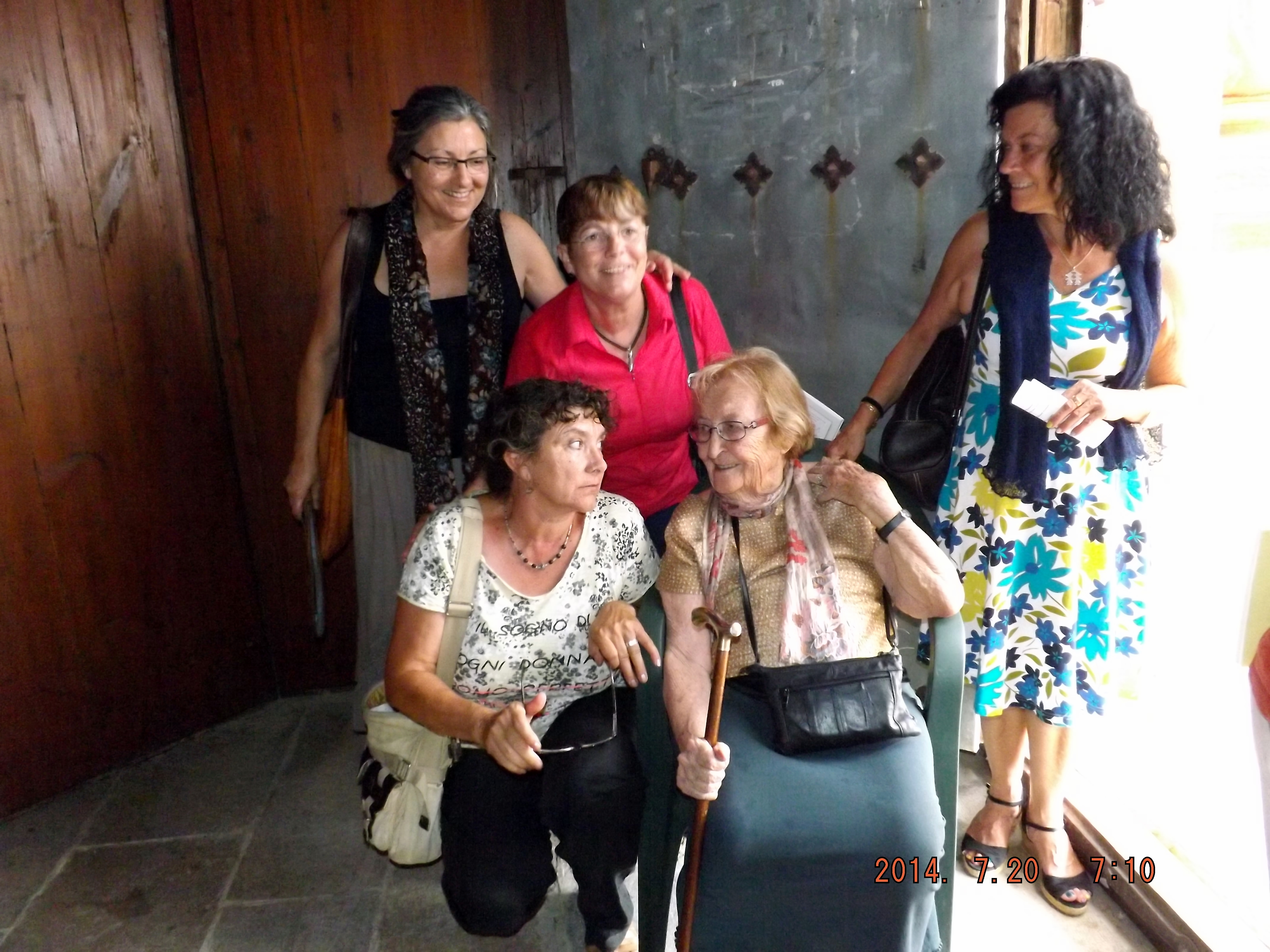Anna Rossell (arriba, izquierda) con amigas poetas en el Festival de Poesia des dels Balcons de Riba-roja d'Ebre (julio, 2014)