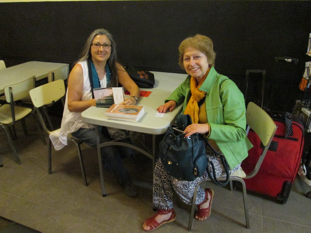 Anna Rossell (izquierda) con Carmen Troncoso, Barcelona, abril 2014