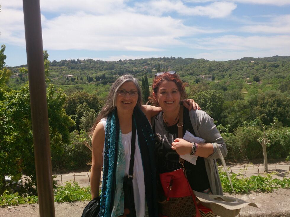 Anna Rossell (derecha) con la poeta Mayde Molina. X Encuentro de Poetas en Red, Mallorca, abril 2014