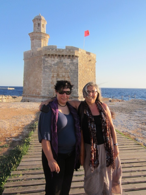 Anna Rossell (derecha) con la poeta Carmen Álvarez, Ciutadella (Menorca), julio 2014