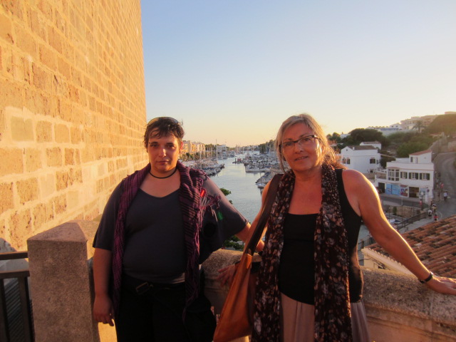 Anna Rossell (derecha) con la poeta Carmen Álvarez, Ciutadella (Menorca), julio 2014