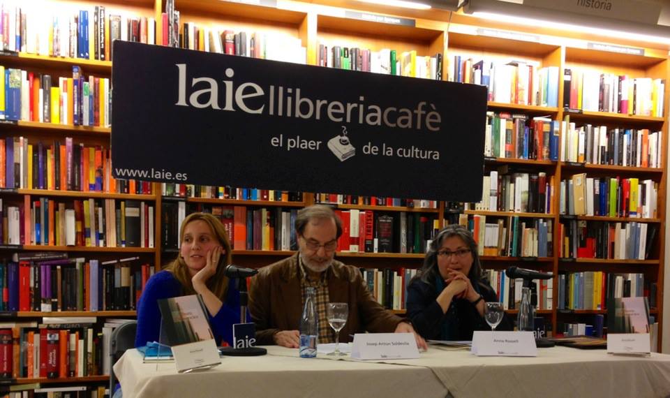 Anna Rossell (derecha) con Josep Anton Soldevila y Noemí Trujillo. Presentación de su poemario "Àlbum d'absències", Librería Laie, Barcelona, 2013