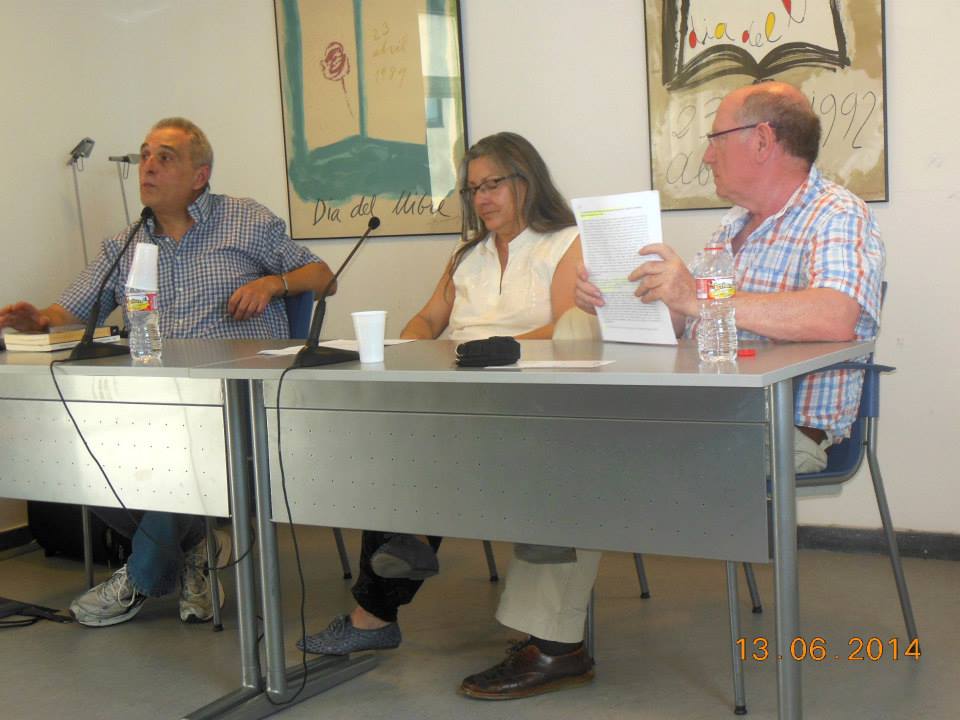 Anna Rossell con el escritor José Vicente Pascual (izquierda) y el poeta Felipe Sérvulo, Tertulia del Laberinto de Ariadna, Ateneo Barcelonés, junio, 2014