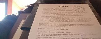 L'escriptora Anna Rossell signa el Manifest "Jo Acullo" / La escritora Anna Rossell firma el Manifiesto "Yo Acojo"