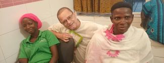 Xec Marquès, amb dues veïnes del seu barri de Cotonou (Benín)