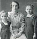 Regina Ullmann, poeta suizo-alemana, en una foto de familia